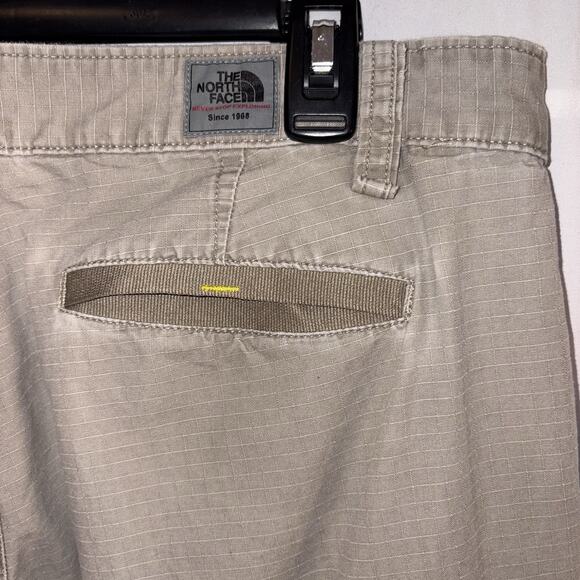 The North Face Pants Mens Khaki Cargo Size 34 Short EUC - Picture 10 of 12